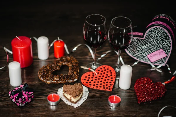 로맨틱 발렌타인데이의 케이크 배경에 심장이 텍스트를 — 스톡 사진