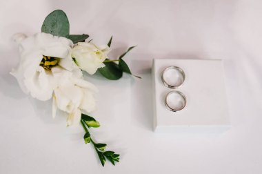 Nişan. Gelin ve damat. Beyaz ahşap masada güzel bir buket çiçek. Düğün buketi. Aşk konsepti. Üst Manzara. Düz yatıyordu.