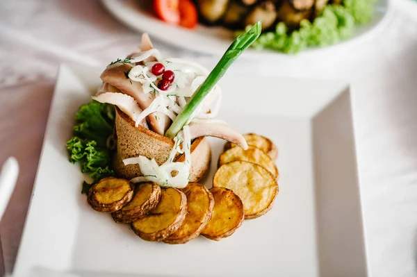 Balık tabağı ve fırında patates..