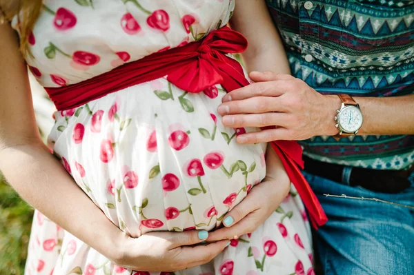 Esperando Bebé Mujer Embarazada Con Amado Marido Sentarse Banco Mano — Foto de Stock