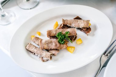 Soğuk et yemeği. Kaynamış sığır dili.