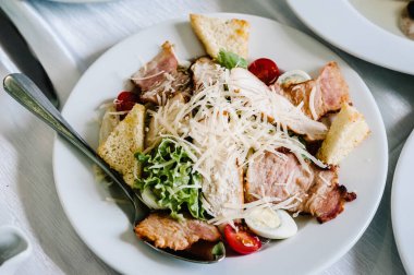 Salata. Yiyecekler. Tabaklarla dolu bir şölen masası. Bulaşık. Üst görünüm.