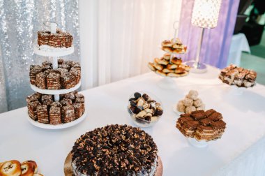 Çikolata. Kek, kek, şeker, şeker, açık büfe. Düğün ziyafeti alanı için tatlı masası. Madalyalı lezzetli..
