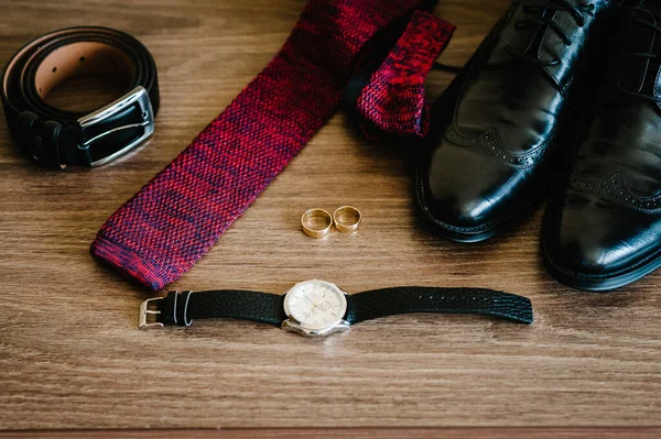 Bräutigams Schwarze Herrenschuhe Krawatte Gürtel Uhr Und Ringe Auf Dem — Stockfoto