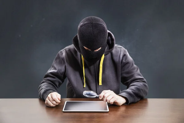 Thief hacking tabletă de securitate mobilă — Fotografie, imagine de stoc