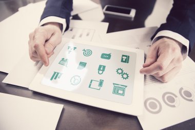 tablet bilgisayar ile app simgeleri kullanarak modern iş adamı