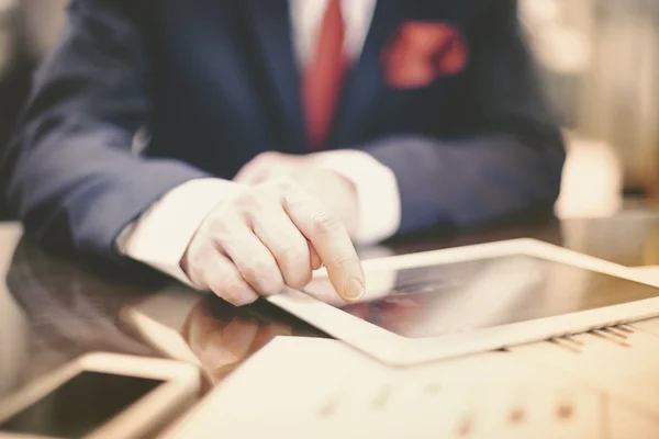 Homem de negócios moderno usando computador tablet — Fotografia de Stock