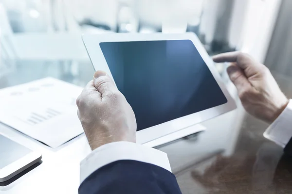 Homem de negócios moderno usando computador tablet — Fotografia de Stock