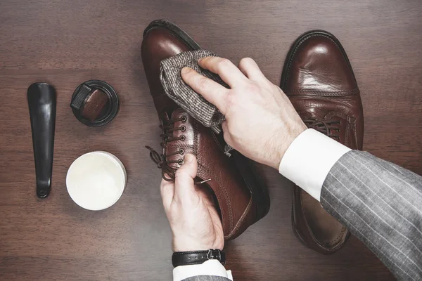 Schijnt en polijsten van lederen schoenen zakenman — Stockfoto