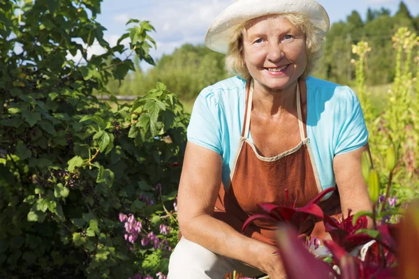 Porträt einer Frau, die im Garten Pause macht — Stockfoto