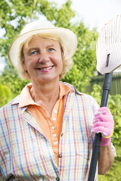 Retrato de jardineiro sênior feliz — Fotografia de Stock