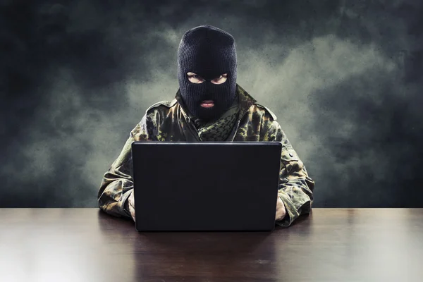 Terrorista cibernético em uniforme militar — Fotografia de Stock