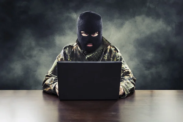 Cyber terrorista in uniforme militare — Foto Stock