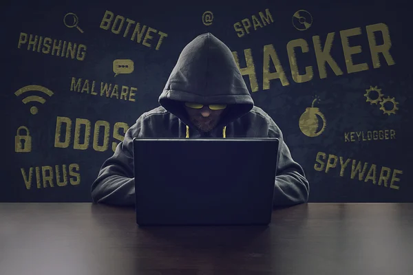 Computer-Hacker stehlen Informationen mit Laptop — Stockfoto