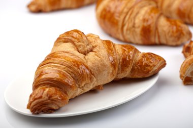 Beyaz arka planda kruvasan.