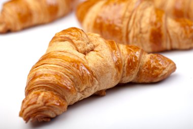 Beyaz arka planda kruvasan.