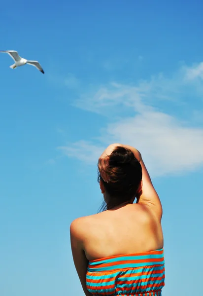Девушка, стоящая спиной к небу — стоковое фото