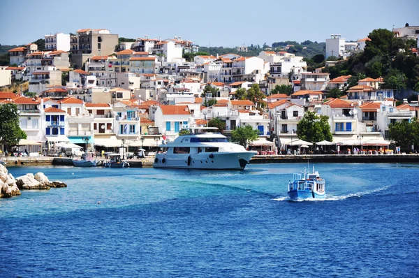 Büyük ve güzel yat Yunanistan
