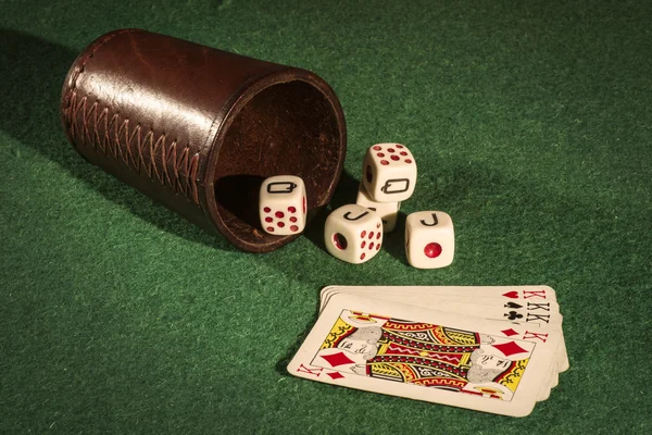 Dobbelstenen cup met deck kaarten — Stockfoto