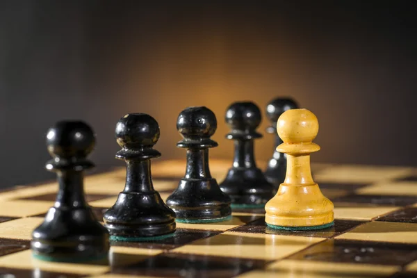 Některé dřevěné šachové figurky — Stock fotografie