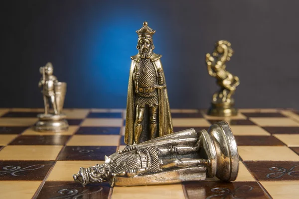 Algunas piezas metálicas de ajedrez — Foto de Stock