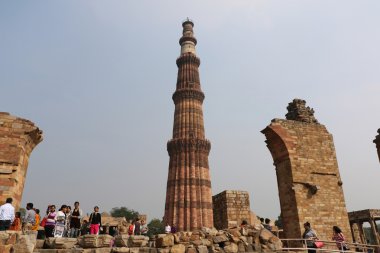 Kutub Minar avlusu ve harabeleri - Hindistan 'ın en uzun minaresi, UNESCO Dünya Mirası Alanı. İnsanlar burayı düzenli olarak ziyaret etmeyi sever..