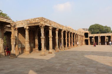 Kutub Minar avlusu ve harabeleri - Hindistan 'ın en uzun minaresi, UNESCO Dünya Mirası Alanı. İnsanlar burayı düzenli olarak ziyaret etmeyi sever..