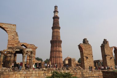 Kutub Minar avlusu ve harabeleri - Hindistan 'ın en uzun minaresi, UNESCO Dünya Mirası Alanı. İnsanlar burayı düzenli olarak ziyaret etmeyi sever..