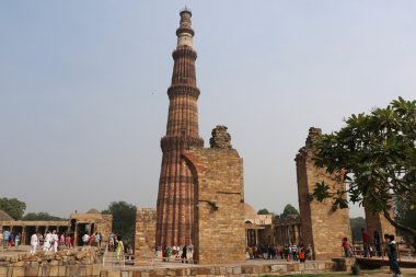 Kutub Minar avlusu ve harabeleri - Hindistan 'ın en uzun minaresi, UNESCO Dünya Mirası Alanı. İnsanlar burayı düzenli olarak ziyaret etmeyi sever..