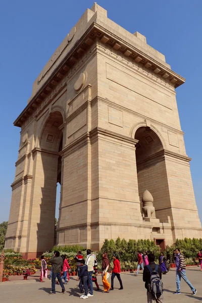 印度门 印度新德里的地标之一 它最初被称为全印度战争纪念馆 All India War Memorial 纪念7万名阵亡的印度士兵 游客们参观了印度德里的印度大门 印度城门是为纪念印度人而建造的 — 图库照片