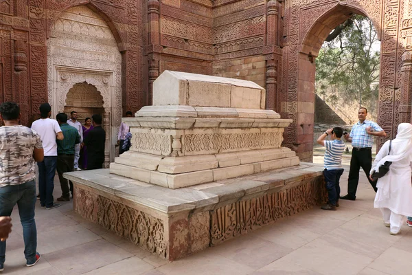 インドで最初のイスラム教の墓であるクトゥブ コンプレックスにあるイルトゥムィシュの墓は 彼の死の1年前の1235年頃にイルトゥムィシュ自身によって建てられました — ストック写真