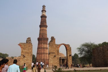 Kutub Minar avlusu ve harabeleri - Hindistan 'ın en uzun minaresi, UNESCO Dünya Mirası Alanı. İnsanlar burayı düzenli olarak ziyaret etmeyi sever..
