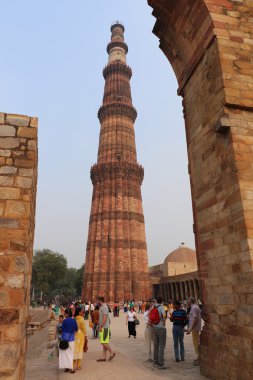 Delhi 'deki Kutub Minar dünyanın en uzun ve ünlü kuleleri arasındadır. Kutub Minar mimarisi, tarihi ve tasarımı ile de ünlüdür. Tabanın çapı 14.32 metre ve yüksekliği 72.5 metre olan tepesi 2.75 metredir. Q
