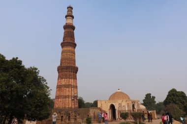 Delhi 'deki Kutub Minar dünyanın en uzun ve ünlü kuleleri arasındadır. Kutub Minar mimarisi, tarihi ve tasarımı ile de ünlüdür. Tabanın çapı 14.32 metre ve yüksekliği 72.5 metre olan tepesi 2.75 metredir. Q