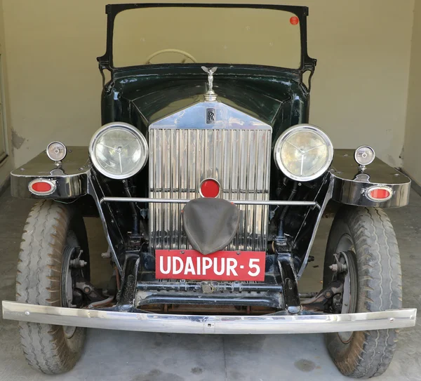 Vintage автомобіля Показати/виставки протягом землі вікон чудового саду — стокове фото