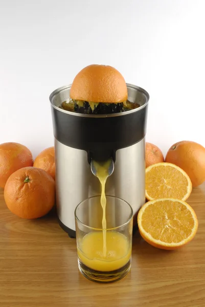 Juicer en sinaasappelen — Stockfoto