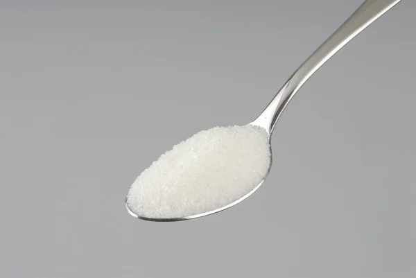 Zucker in einem Löffel — Stockfoto
