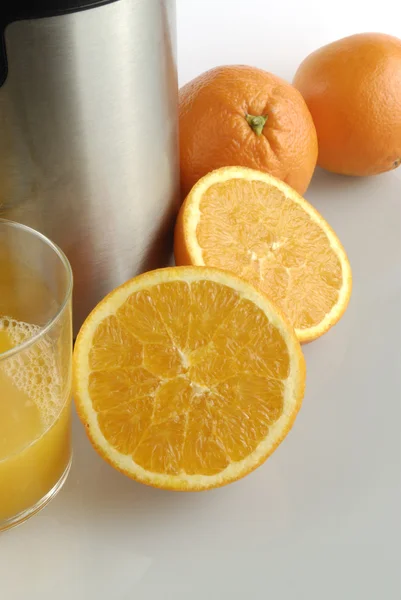 Juicer en sinaasappelen — Stockfoto