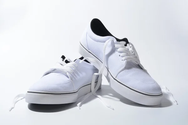 Witte sneakers, sport dragen — Stockfoto