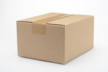 Beyaz arkaplanda karton kutu