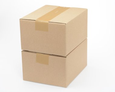 Beyaz arkaplanda karton kutular