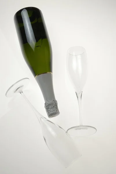 Botella de champán y dos copas de champán — Foto de Stock