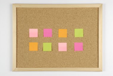 mantar pano ile renkli kağıtları