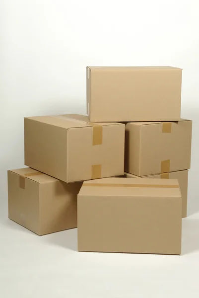Mucchio di scatola di cartone su sfondo bianco — Foto Stock