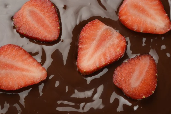 Vloeibare chocolade en aardbeien — Stockfoto