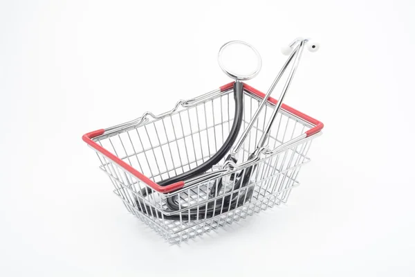 Estetoscópio na cesta de compras — Fotografia de Stock