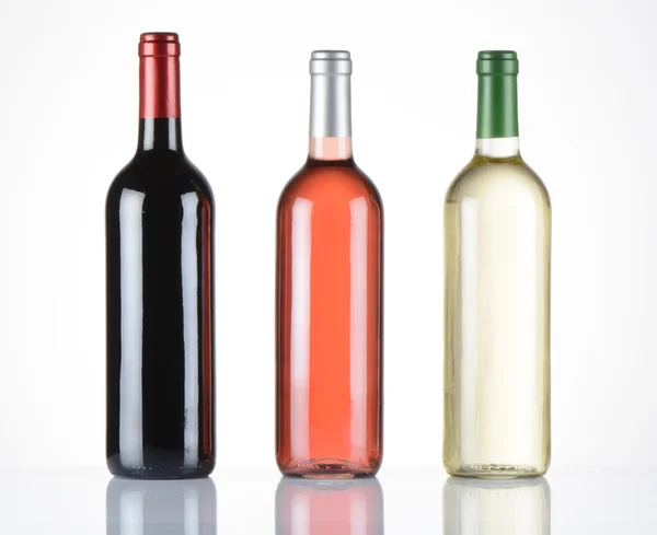Garrafas de vinho tinto, rosa e branco — Fotografia de Stock