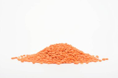 Beyaz arkaplanda çiğ turuncu mercimek