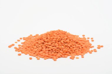 Beyaz arkaplanda çiğ turuncu mercimek