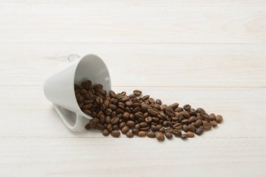 Kahve çekirdekleri beyaz tahta masada.